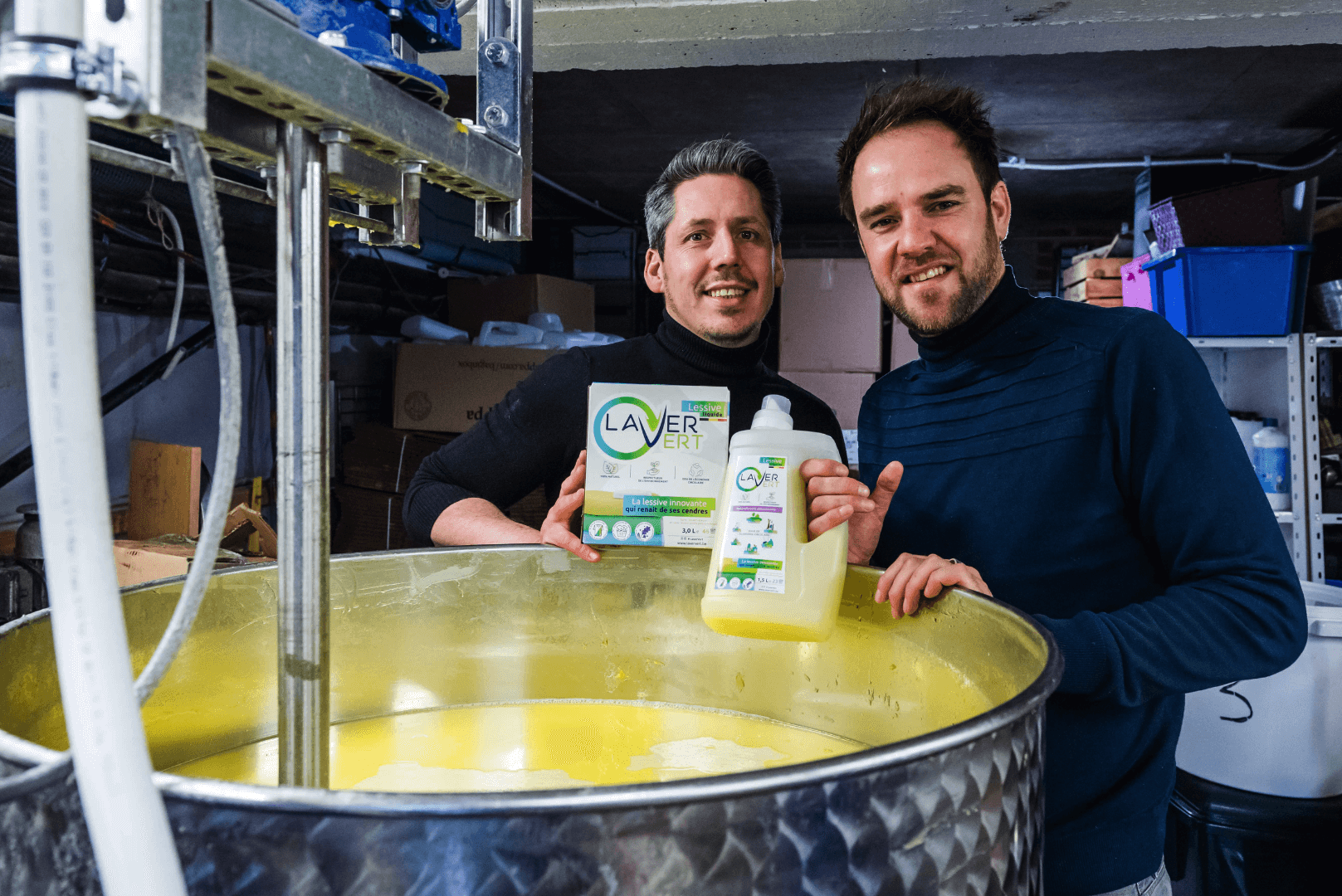 Photo-Jean-François-Eloin-en-train-de-produire-des-produits-entretiens